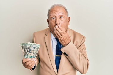 Kafkasyalı kıdemli bir adam elinde dolarlarla ağzı kapalı, şok olmuş ve hata yapmaktan korkan biri. şaşırmış ifade 