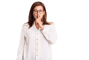 Genç, güzel, esmer, gözlüklü bir kadın başını kaldırıp sessiz olmak istiyor.