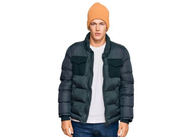 Yüzünde ciddi bir ifade olan beyaz giysili yakışıklı bir adam. Basit ve doğal bir şekilde kameraya bakıyorsun.. 