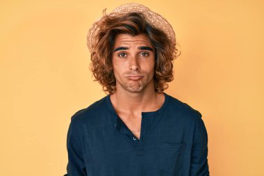 Yaz şapkası takan genç İspanyol bunalımlı ve üzüntülü, sinirli ve korkmuş bir şekilde ağlıyor. hüzünlü ifade. 