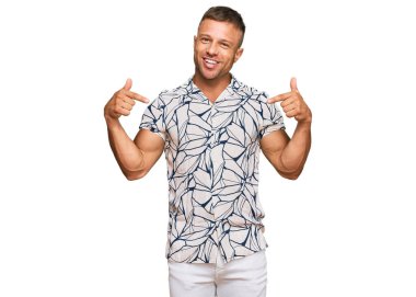 Yakışıklı, sıradan kıyafetler giyen, kendine güvenen, gülümseyen, kendini gururlu ve mutlu gösteren kaslı bir adam.. 