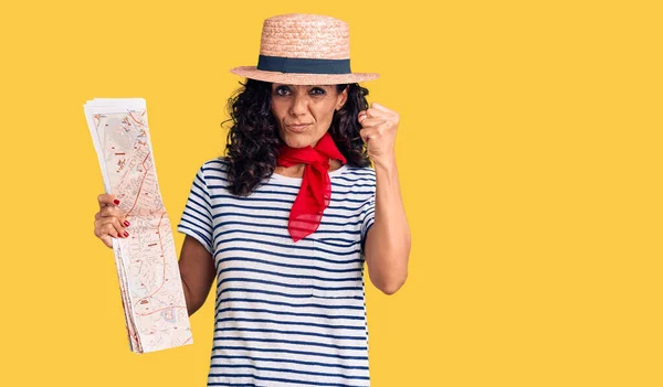 Şapka Fular Takan Orta Yaşlı Güzel Bir Kadın Şehir Haritasını — Stok fotoğraf