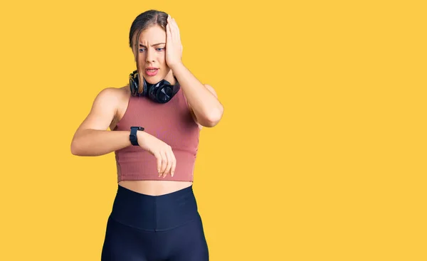 Mulher Branca Bonita Vestindo Roupas Ginástica Usando Fones Ouvido Olhando — Fotografia de Stock