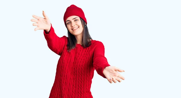 Junges Schönes Mädchen Pullover Und Wollmütze Das Die Kamera Lächelt — Stockfoto