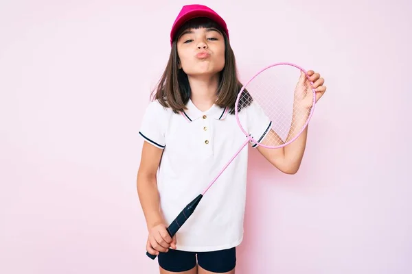Menina Com Estrondo Segurando Badminton Raquete Olhando Para Câmera Soprando — Fotografia de Stock