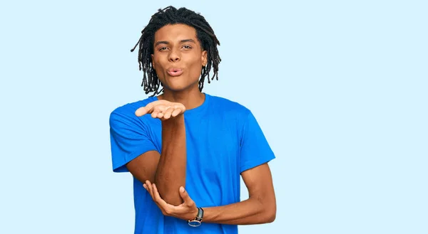 Jonge Afro Amerikaanse Man Die Casual Kleren Draagt Kijkend Naar — Stockfoto