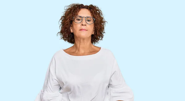 Schöne Reife Frau Mittleren Alters Lässiger Kleidung Und Brille Entspannt — Stockfoto