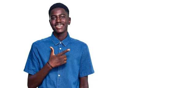 Mladý Africký Američan Nosí Ležérní Oblečení Veselé Úsměvem Tváři Ukazuje — Stock fotografie