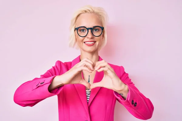 Młoda Blondynka Tatuażem Ubrana Służbowe Ubrania Okulary Uśmiechnięta Miłością Robiąca — Zdjęcie stockowe