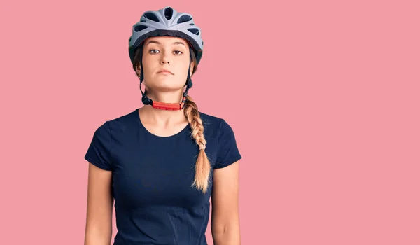 Schöne Kaukasische Frau Mit Fahrradhelm Entspannt Mit Ernstem Gesichtsausdruck Einfacher — Stockfoto