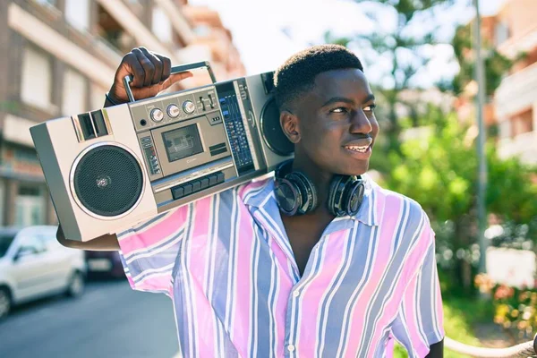 在城市街道上 年轻的非洲裔美国人正在用扩音器和耳机听音乐 — 图库照片
