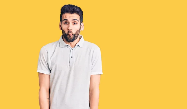 Homem Bonito Jovem Com Barba Vestindo Pólo Casual Fazendo Cara — Fotografia de Stock