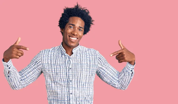 Hombre Afroamericano Guapo Con Pelo Afro Vistiendo Ropa Casual Mirando — Foto de Stock