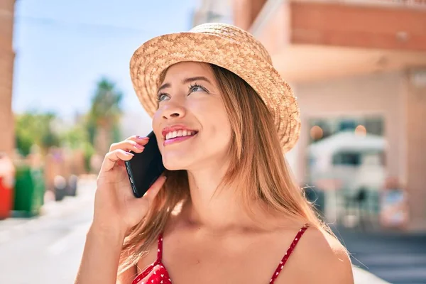 Joven Chica Turista Caucásica Sonriendo Feliz Hablando Smartphone Ciudad —  Fotos de Stock