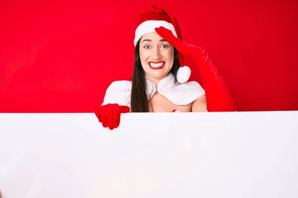 Jonge Vrouw Draagt Kerstman Kostuum Houden Lege Banner Gestrest Gefrustreerd — Stockfoto