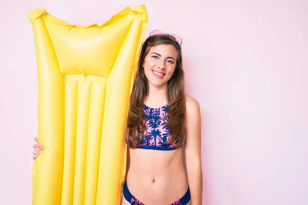 Hermosa Mujer Caucásica Joven Con Bikini Celebración Colchón Verano Flotan —  Fotos de Stock
