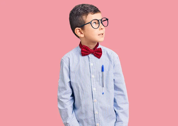 Lindo Niño Rubio Con Corbata Lazo Nerd Gafas Mirando Hacia —  Fotos de Stock