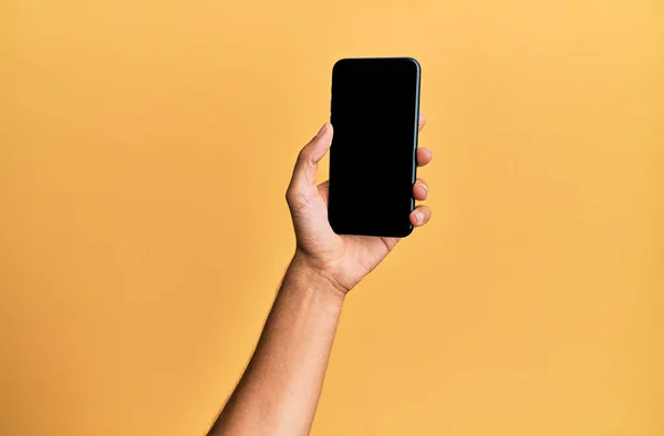 Zole Edilmiş Sarı Arka Planda Akıllı Telefon Gösteren Spanyol Bir — Stok fotoğraf