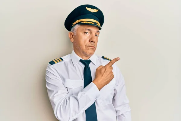 Schöner Reifer Mann Mittleren Alters Flugzeugpilotenuniform Der Mit Dem Finger — Stockfoto