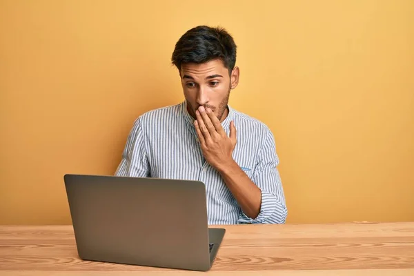 Ung Stilig Man Arbetar Kontoret Med Laptop Täcker Munnen Med — Stockfoto