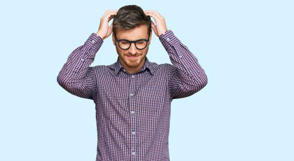 Beau Homme Caucasien Portant Des Vêtements Décontractés Des Lunettes Souffrant — Photo