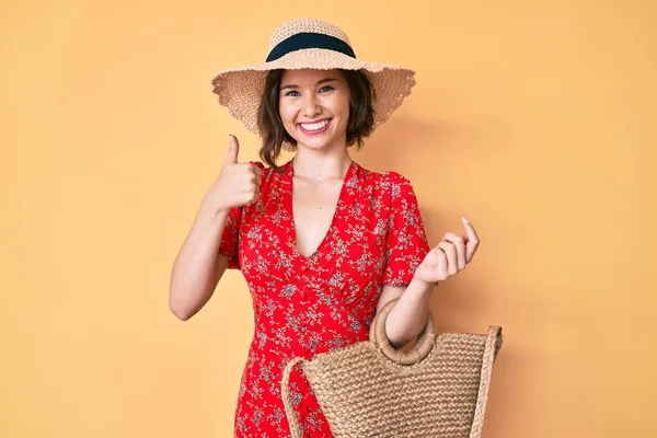 Joven Hermosa Chica Con Vestido Verano Bolso Mimbre Sonriendo Feliz — Foto de Stock