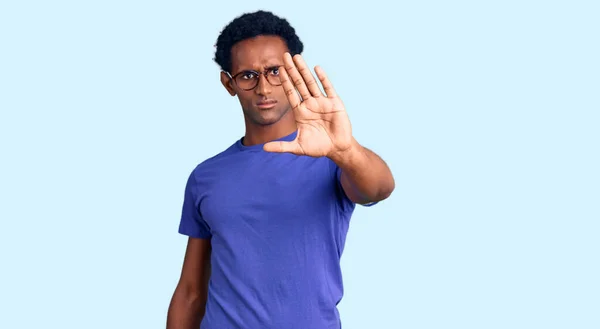 Hombre Guapo Africano Con Ropa Casual Gafas Haciendo Dejar Cantar —  Fotos de Stock