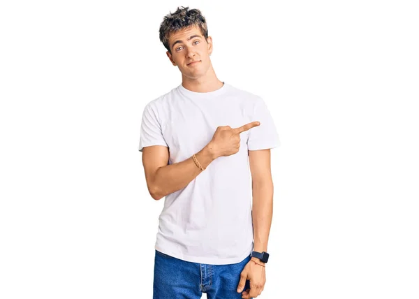 Jovem Homem Bonito Vestindo Camisa Branca Casual Apontando Com Dedo — Fotografia de Stock