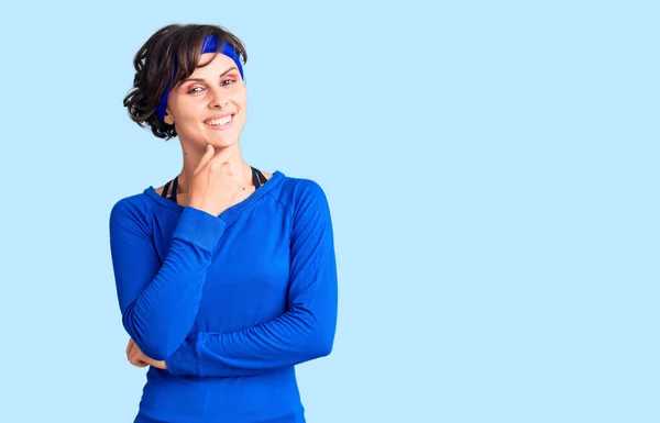 Bella Giovane Donna Con Capelli Corti Che Indossa Abiti Allenamento — Foto Stock