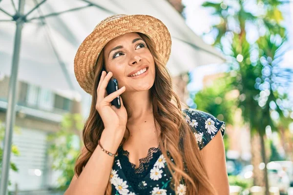 Mujer Hispana Joven Vacaciones Hablando Teléfono Inteligente Calle Ciudad —  Fotos de Stock