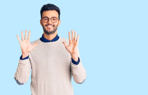 Joven Hombre Hispano Guapo Usando Ropa Elegante Gafas Mostrando Apuntando —  Fotos de Stock