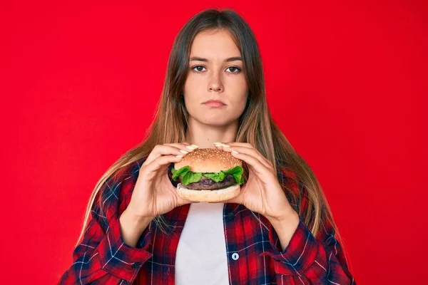 Beautiful Caucasian Woman Eating Tasty Classic Burger Relaxed Serious Expression — Stock Photo, Image