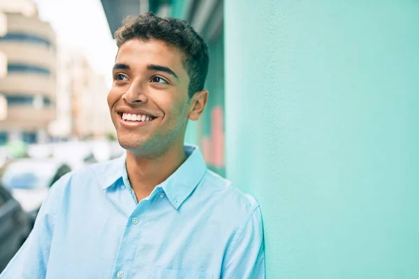 Joven Latino Sonriendo Feliz Apoyado Pared Ciudad —  Fotos de Stock