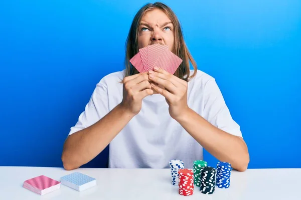 Knappe Blanke Man Met Lang Haar Het Spelen Van Gokken — Stockfoto