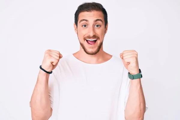 Joven Hombre Guapo Con Camiseta Blanca Casual Celebrando Sorprendido Sorprendido —  Fotos de Stock