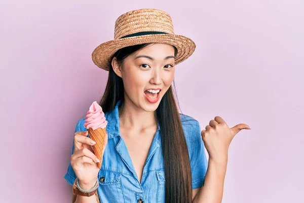 Νεαρή Κινέζα Που Φοράει Καλοκαιρινό Καπέλο Κρατώντας Παγωτό Δείχνοντας Τον — Φωτογραφία Αρχείου