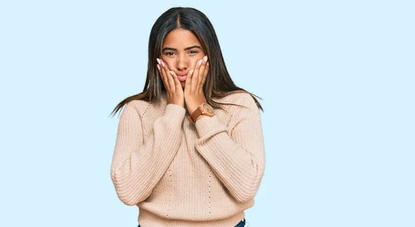 Menina Latina Usando Camisola Inverno Mãos Cansadas Cobrindo Rosto Depressão — Fotografia de Stock