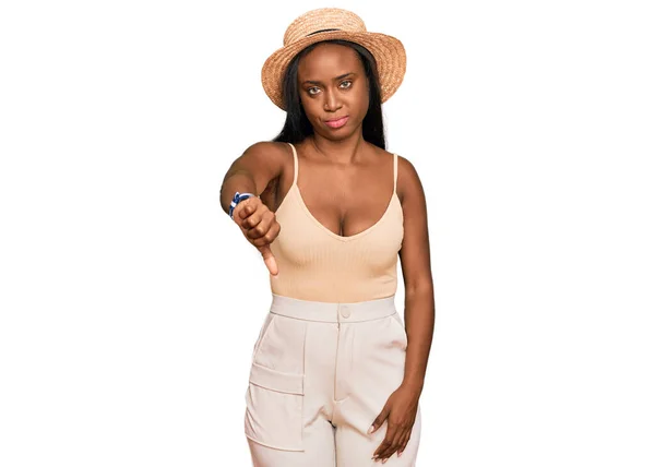 Молодая Черная Женщина Летней Шляпе Выглядит Несчастной Злой Демонстрируя Отказ — стоковое фото