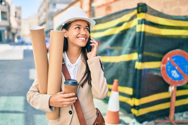 Jong Latin Architect Meisje Met Blauwdrukken Met Behulp Van Smartphone — Stockfoto