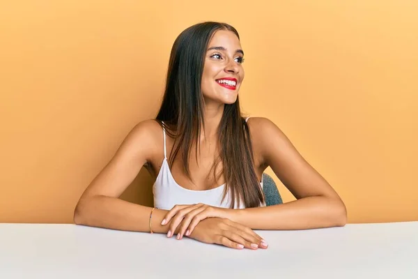 Mulher Hispânica Jovem Vestindo Roupas Casuais Sentado Mesa Olhando Para — Fotografia de Stock