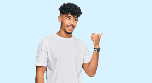Jeune Homme Arabe Portant Shirt Blanc Décontracté Souriant Avec Visage — Photo