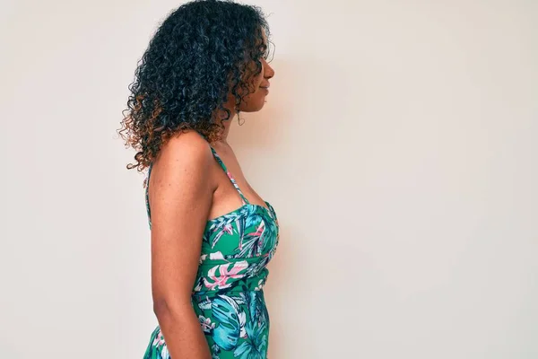 Молода Афро Американська Жінка Одягнена Повсякденний Одяг Дивлячись Бік Розслабтеся — стокове фото