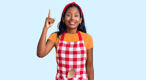 Joven Chica India Con Delantal Panadero Profesional Apuntando Con Dedo — Foto de Stock