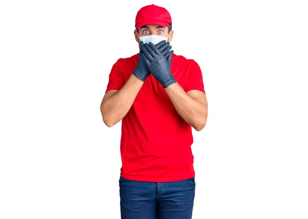 コヴィト 19安全マスクを着用した若いヒスパニック系男性は ミスのために手で口をカバーショックを受けました 秘密の概念 — ストック写真
