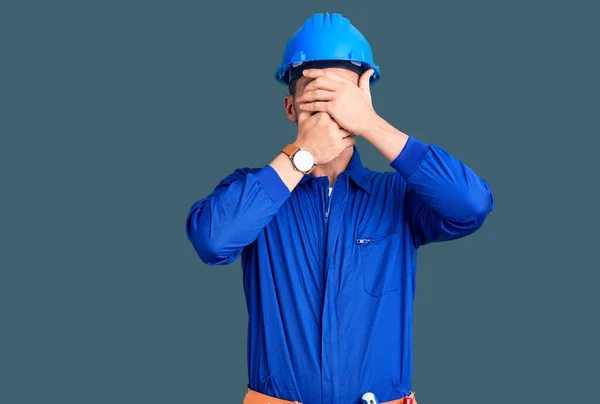 Jovem Homem Bonito Vestindo Uniforme Trabalhador Expressão Rejeição Hardhat Cruzando — Fotografia de Stock