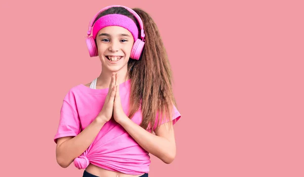 Linda Niña Hispana Vistiendo Ropa Gimnasio Usando Auriculares Rezando Con —  Fotos de Stock