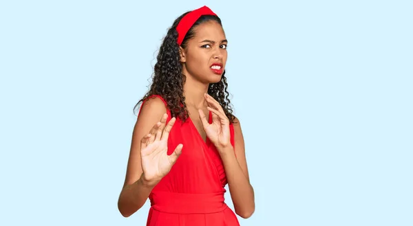 エレガントでセクシーな表情をした若いアフリカ系アメリカ人の女の子は 嫌悪反応のために嫌悪感の表情 不満と恐怖をやって嫌悪感の顔を着ています 手を挙げて — ストック写真