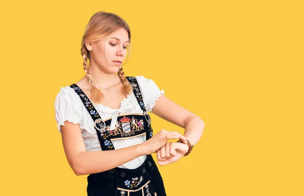 Ung Vacker Blond Kvinna Bär Oktoberfest Klänning Kontrollera Tiden Handleden — Stockfoto