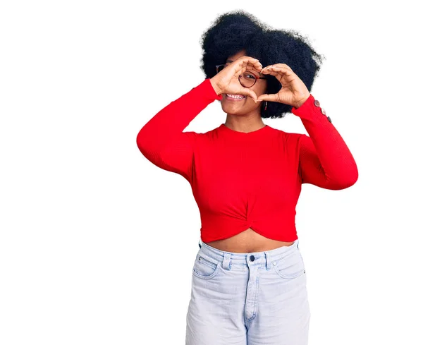 Молодая Африканская Американская Девушка Повседневной Одежде Очках Делает Форму Сердца — стоковое фото