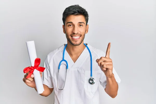 Jonge Knappe Man Doktersuniform Met Medische Graad Glimlachend Met Een — Stockfoto